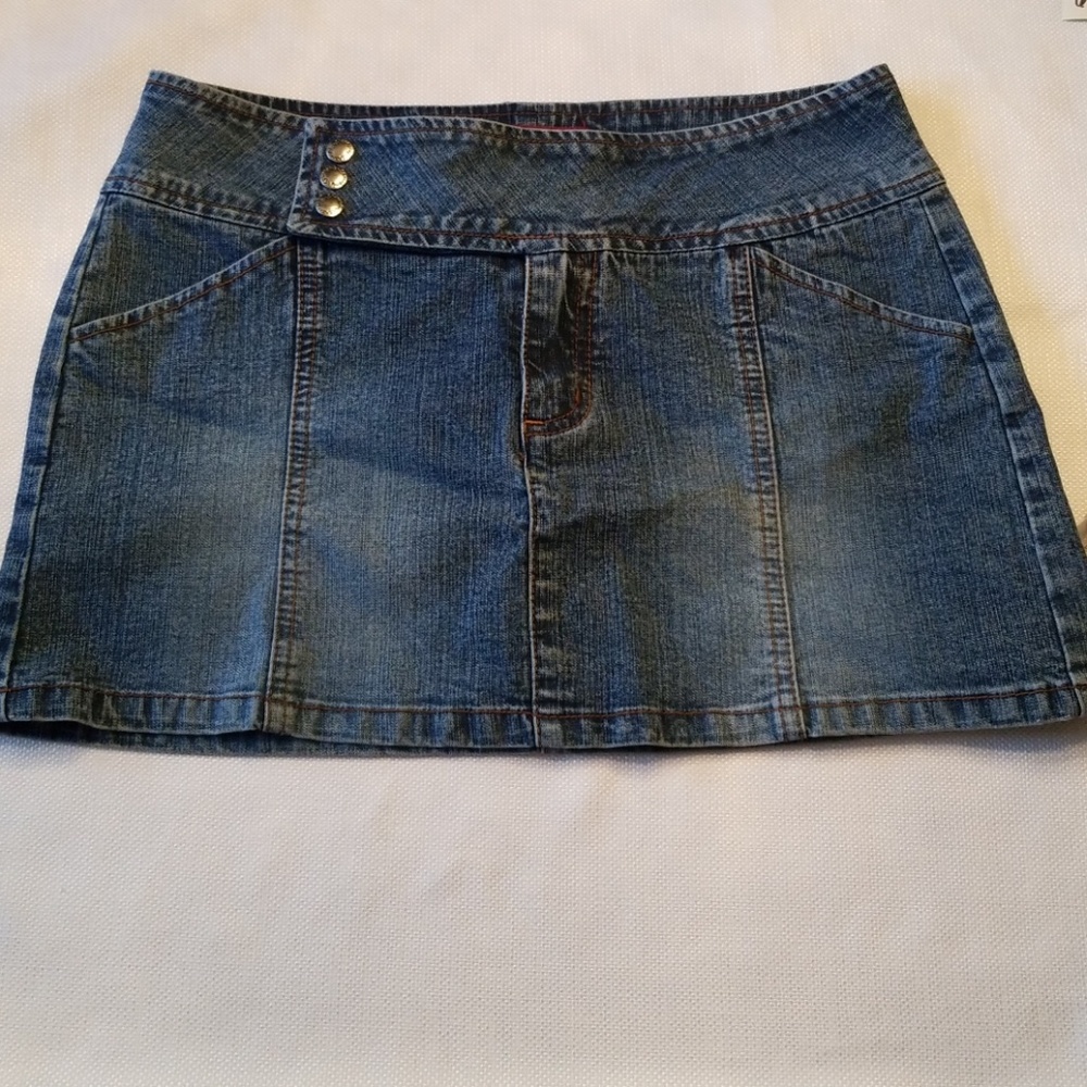 Denim mini skirt. Two pockets. Size 5
